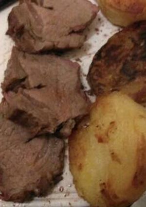 Una foto de Palomita al horno con papas y batatas