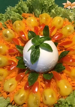 Une photo de Salade de crânes d'oiseaux aux carottes râpées, burrata di buffala et basilic frais