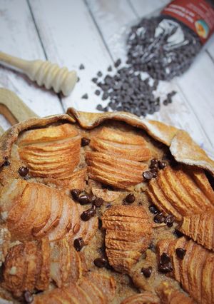 Une photo de TARTE RUSTIQUE POIRES CHOCOLAT & NOISETTE 🌰