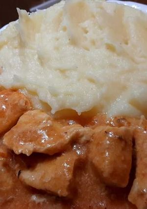 O poză a rețetei Piure cu mozzarella cu piept de pui în sos de parmezan.