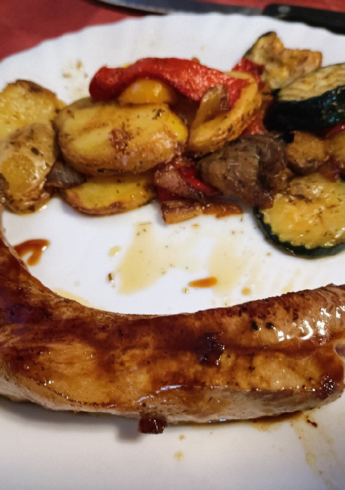 Una foto de Costilla de cerdo teriyaki con guarnición
