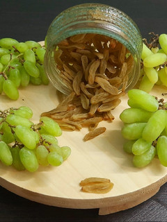 A picture of How to make raisins(kismis) from green grapes.