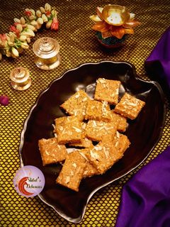 तिळगुळ वडी (tilgul wadi recipe in marathi) रेसिपी चे मुख्य फोटो