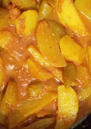 A picture of Pointed gourd and potatoes.