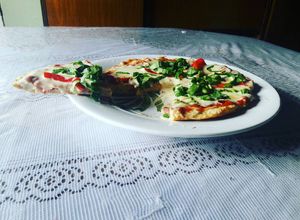 Una foto de Pizza con masa de pollo🍕🍕🍕 sin harinas