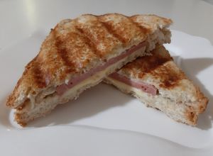 Une photo de Croque-monsieur au grill 😋