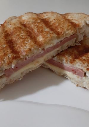 Une photo de Croque-monsieur au grill 😋