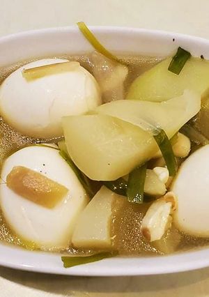A picture of Tinolang Egg with Green Papaya.