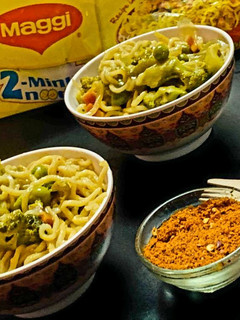 पेरी पेरी वेज मैगी (Peri peri veg maggi recipe in Hindi) रेसिपी मुख्य फोटो