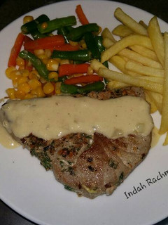 Foto resep Grilled Tuna, Fries, and Mixed Veggies with Creamy Cheese Gravy