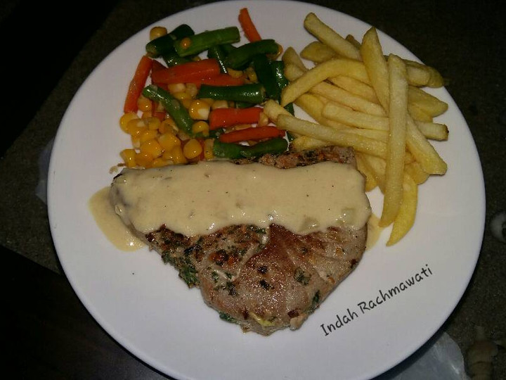 Yuk intip, Resep praktis memasak Grilled Tuna, Fries, and Mixed Veggies with Creamy Cheese Gravy yang istimewa