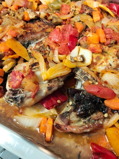 Una foto de Conejo al horno con pimientos