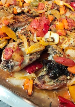 Una foto de Conejo al horno con pimientos