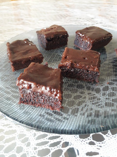 Una foto de Torta mousse con salsa de chocolate manjar!!