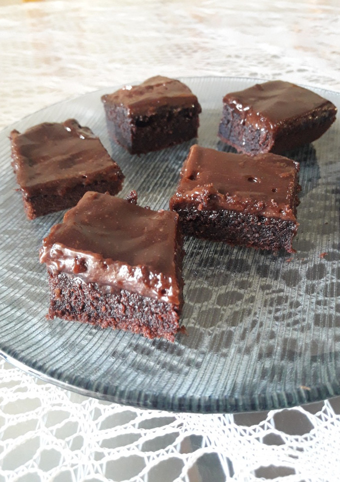 Una foto de Torta mousse con salsa de chocolate manjar!!