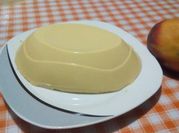 Una foto de postre mango leche condensada