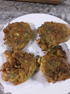 Una foto de Tortillitas de maíz con queso y verduras