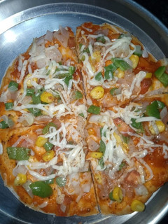 होम मेड पिज़्ज़ा (homemade pizza recipe in Hindi) रेसिपी मुख्य फोटो