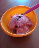 Helado de frutos rojos y chips de chocolate