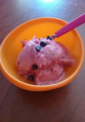 Una foto de Helado de frutos rojos y chips de chocolate