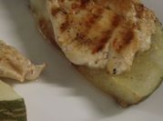 Una foto de grilled chicken