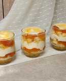 🌟 Triffle de damascos 🌟 Postre en vaso en capas: bizcochuelo, crema de queso y damascos en almíbar 🌟
