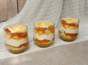 Una foto de postre en vaso con bizcochuelo