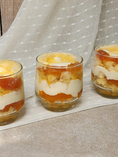 Una foto de 🌟 Triffle de damascos 🌟 Postre en vaso en capas: bizcochuelo, crema de queso y damascos en almíbar 🌟