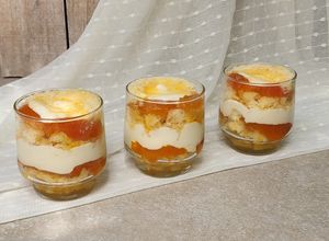 Una foto de 🌟 Triffle de damascos 🌟 Postre en vaso en capas: bizcochuelo, crema de queso y damascos en almíbar 🌟
