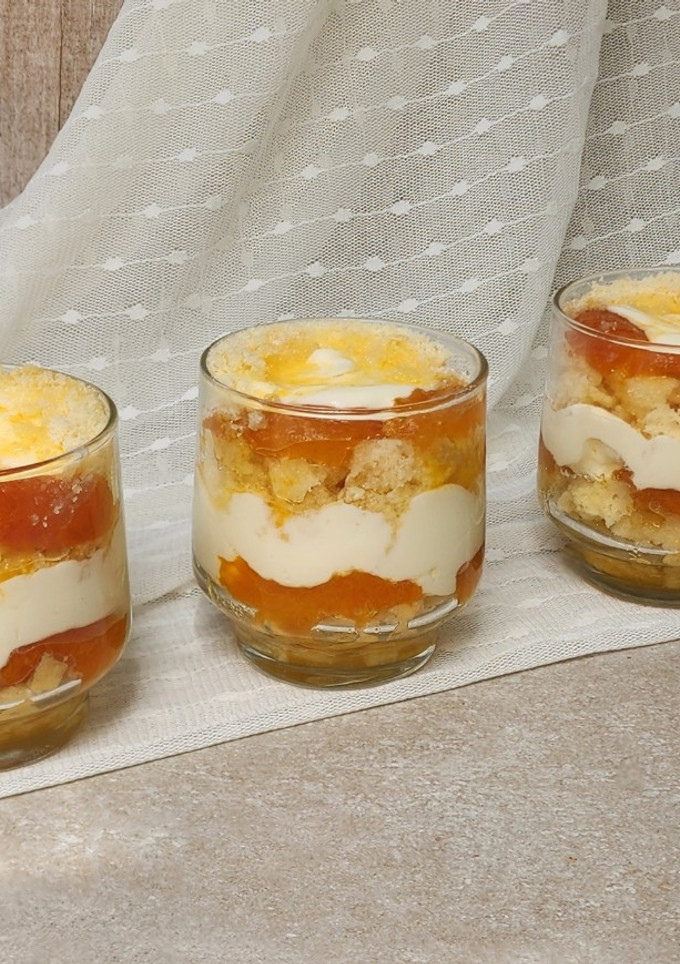 Una foto de 🌟 Triffle de damascos 🌟 Postre en vaso en capas: bizcochuelo, crema de queso y damascos en almíbar 🌟