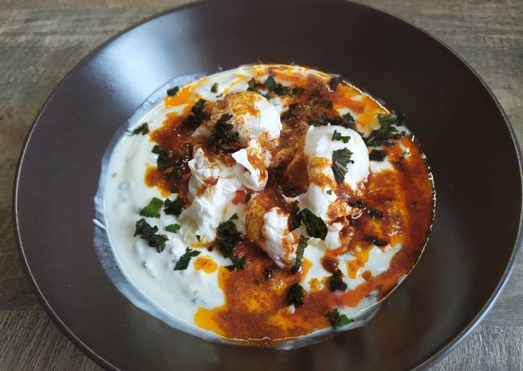 Comment Servir Cilbir, œufs pochés au yaourt à la turque