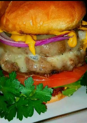 A picture of Mike's Garlic Juicy [aka Jucy] Lucy Hamburgers.