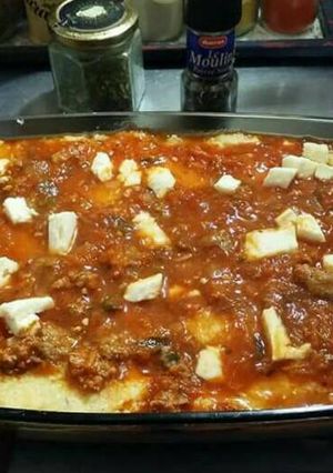 Una foto de Polenta con albóndigas estofadas