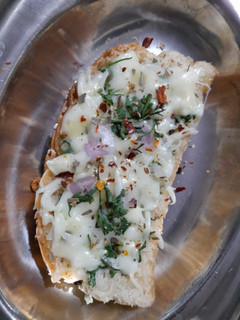 ચીઝ ગાર્લિક બ્રેડ (Cheese Garlic Bread Recipe in Gujarati) રેસીપી મુખ્ય ફોટો