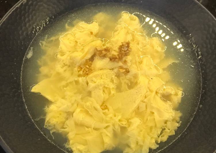 Bagaimana Membuat Kuah Telur (+ bawang putih), Lezat Sekali