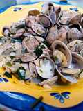 Almejas al vino blanco con cebolla y ajo