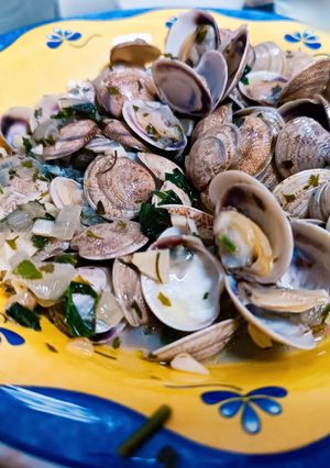 Una foto de Almejas al vino blanco con cebolla y ajo