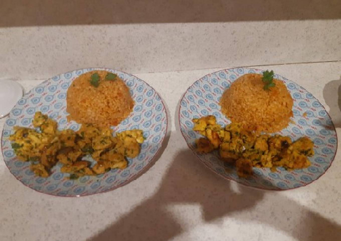 Boulgour et des brochettes de poulet mariné