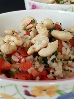 Una foto de Ensalada de arroz integral con salsa agridulce