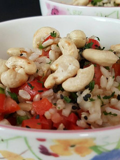 Una foto de Ensalada de arroz integral con salsa agridulce