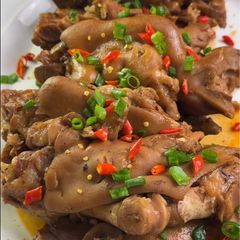 A picture of Sichuan Style Spicy Braised Pig Trotters 川辣味酱猪手.