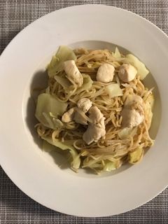 Una foto de Fideos fritos con pollo