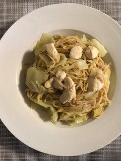 Una foto de Fideos fritos con pollo