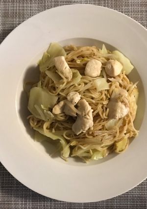 Una foto de Fideos fritos con pollo