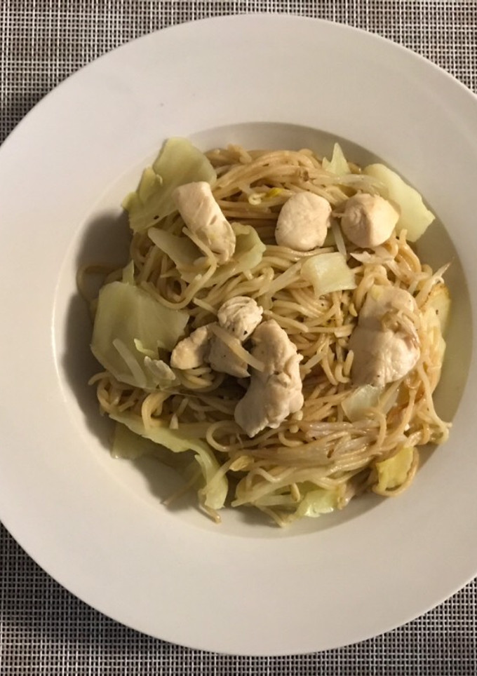 Una foto de Fideos fritos con pollo