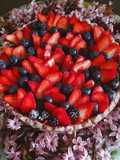 Crostata di frutta con crema pasticcera e confettura di ciliegie