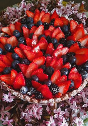 Foto di Crostata di frutta con crema pasticcera e confettura di ciliegie