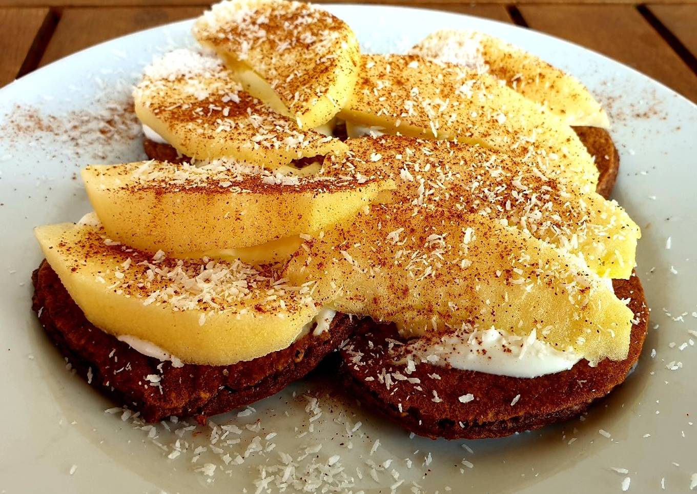 Tortitas de cacao con yogur, manzana, canela y coco