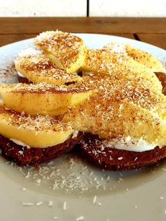 Una foto de Tortitas de cacao con yogur, manzana, canela y coco