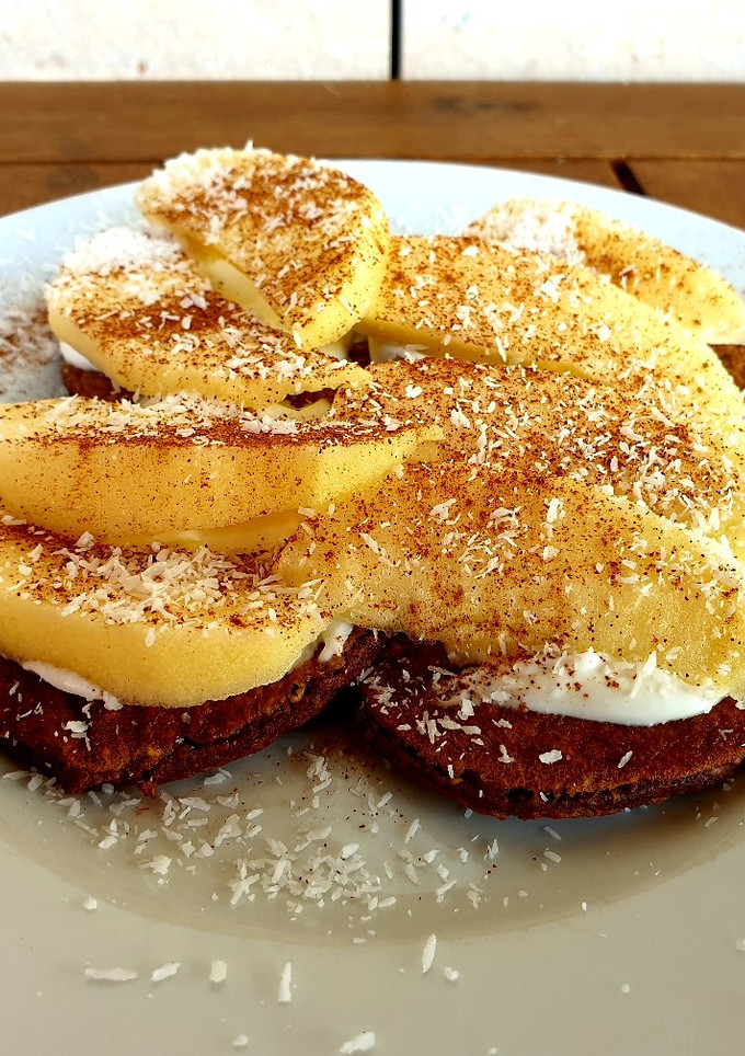 Una foto de Tortitas de cacao con yogur, manzana, canela y coco